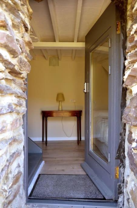 Secluded Cottage Nestled In The Beara Peninsula Киларни Екстериор снимка