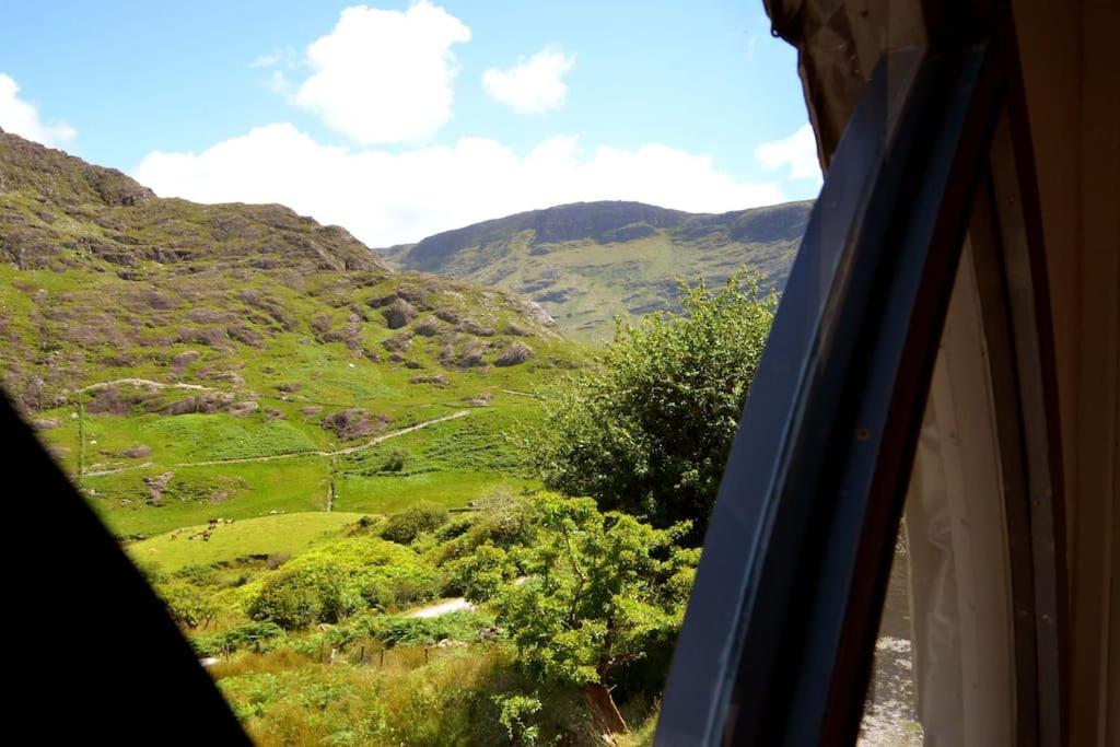 Secluded Cottage Nestled In The Beara Peninsula Киларни Екстериор снимка