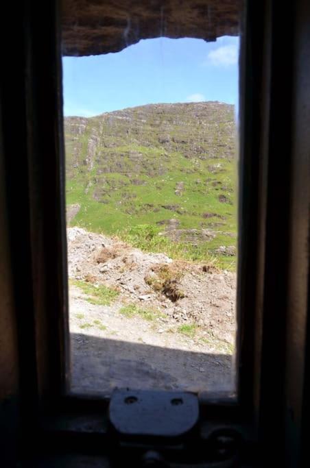 Secluded Cottage Nestled In The Beara Peninsula Киларни Екстериор снимка
