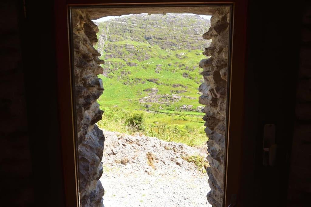 Secluded Cottage Nestled In The Beara Peninsula Киларни Екстериор снимка